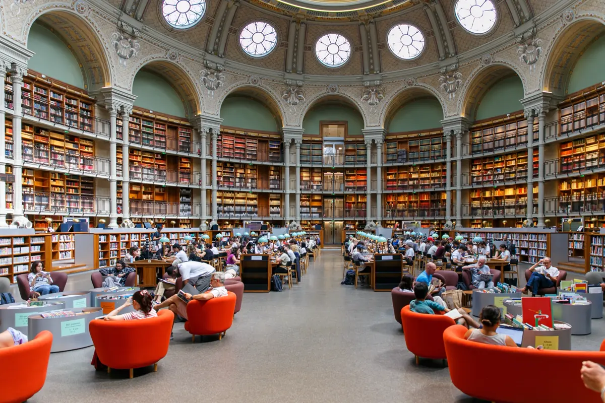 Historischer Lesesaal einer Bibliothek